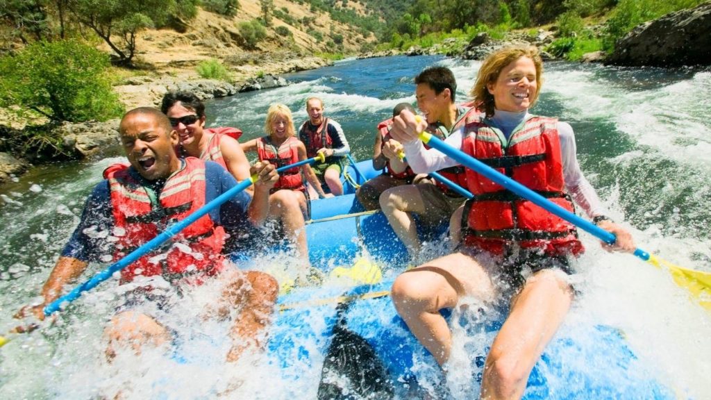 belek rafting boat hitting whitewater rapids with water splashing